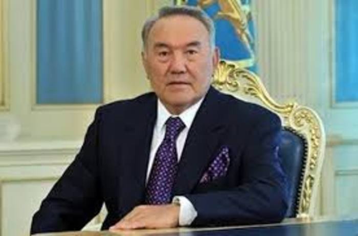 Назарбаев пообещал не запрещать вывозить валюту