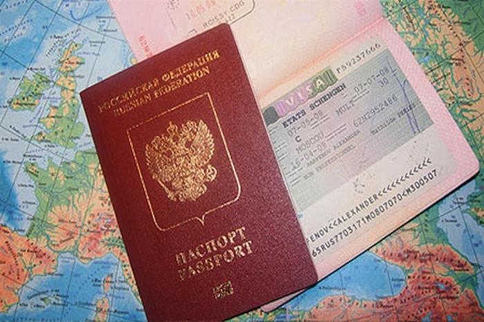 Россияне получили право иметь два загранпаспорта
