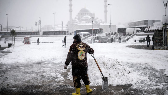 Стамбул встал из-за сильного снегопада - СМИ