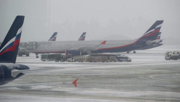Москву снова засыпало снегом, столичные аэропорты начинают сбоить