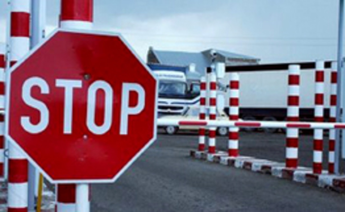 Российские таможенники развернули автоколонну с плохим казахстанским бензином