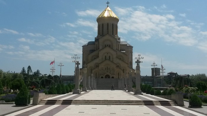 В Тбилиси горит Собор Святой Троицы