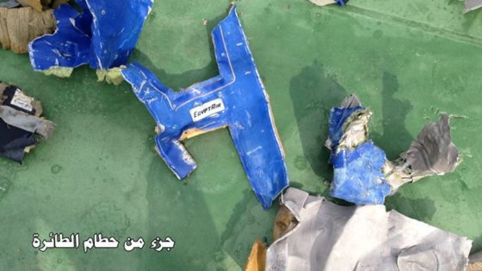 Опубликованы фото обломков лайнера EgyprAir и спасжилетов