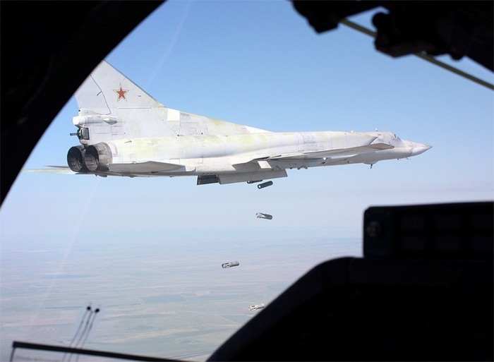 Российские бомбардировщики разгромили склады боеприпасов ИГИЛ