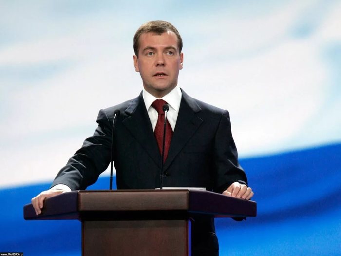 Медведев поздравил работников автотранспорта