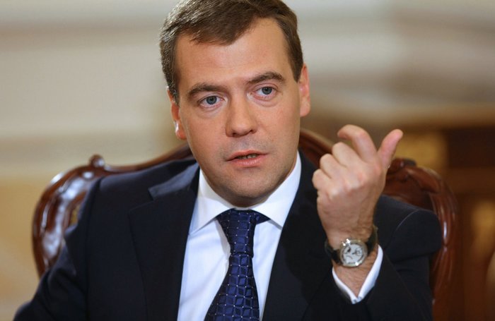 Медведев предложил задуматься о налоге на движимое имущество