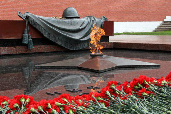 Путин возложил цветы к Могиле Неизвестного Солдата в Кремле