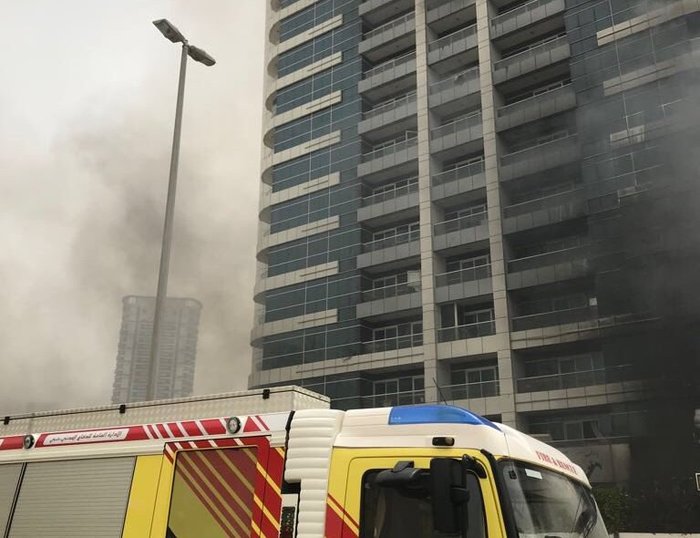 Пламя охватило небоскреб в Дубае