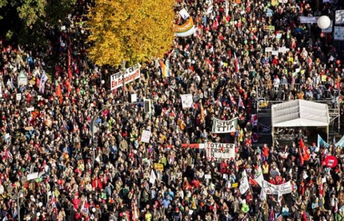 В акциях протеста в Берлине приняли участие 25 тыс человек 
