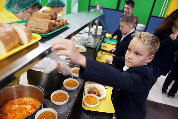 Детей в российских школах будут кормить здоровым питанием 
