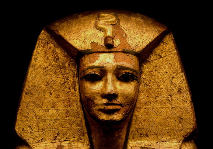 Археологи обнаружили в Египте крупнейший неповрежденный саркофаг