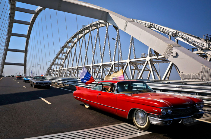 Крымский мост принял первый парад ретроавтомобилей