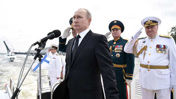 Путин поздравил моряков с Днем Военно-морского флота