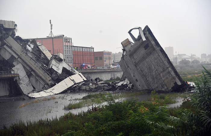 Мост обрушился в Генуе, погибли 22 человека