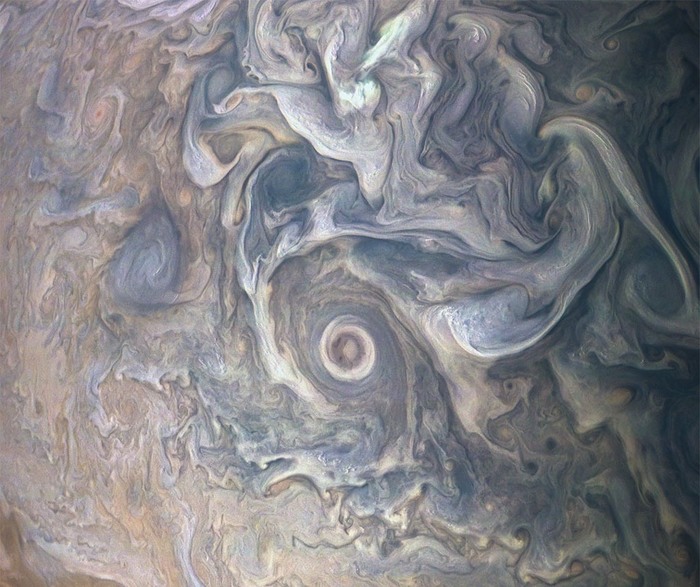NASA показало живописные облака на Юпитере