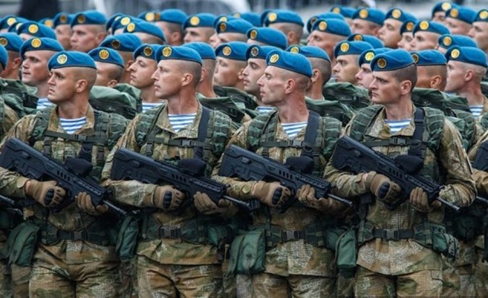 Женщины и мужчины в армии получили равные права на Украине 