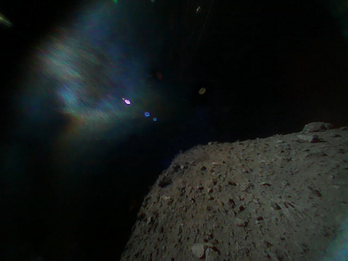 Впервые в истории удалось получить фото с поверхности астероида