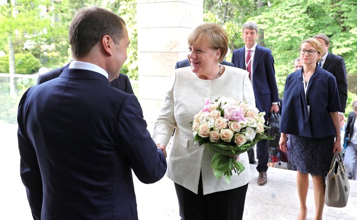 Бывший глава протокола президента прокомментировал вручение букета Меркель