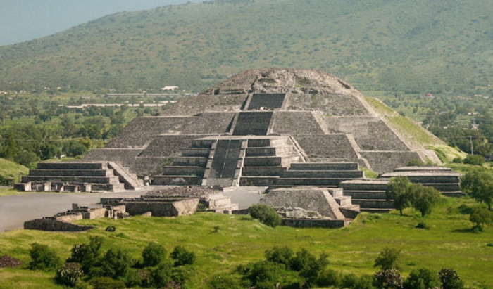 Тоннель в "загробный мир" обнаружился под Пирамидой луны в Мексике