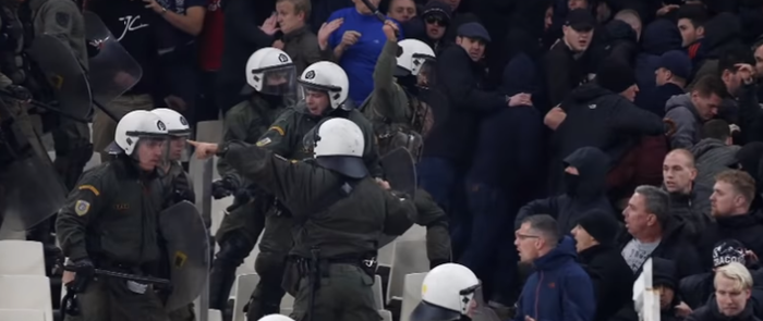 В Афинах на групповом этапе Лиги чемпионов полицейские дубинками пытались утихомирить болельщиков