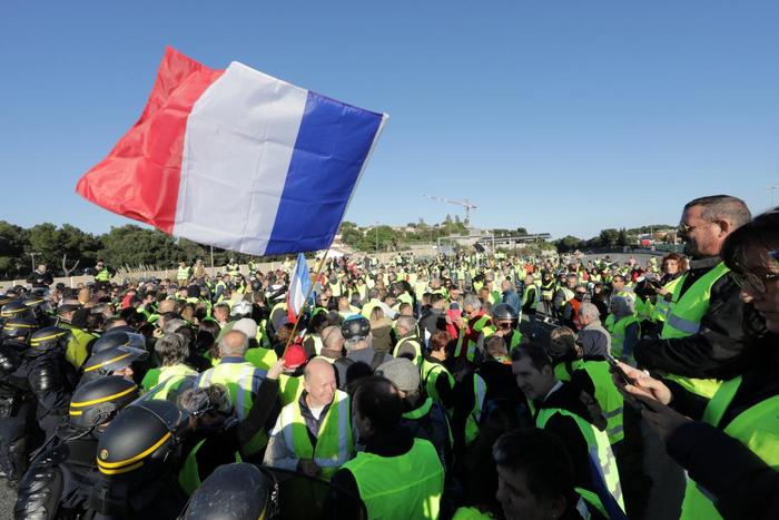 После протестов французское правительство ввело мораторий на рост топливных налогов