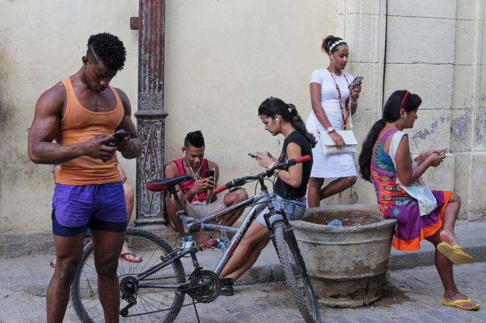 В четверг кубинцы впервые смогут выйти в интернет с телефонов
