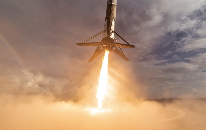 Первая ступень Falcon 9 рухнула в океан при возвращении на космодром