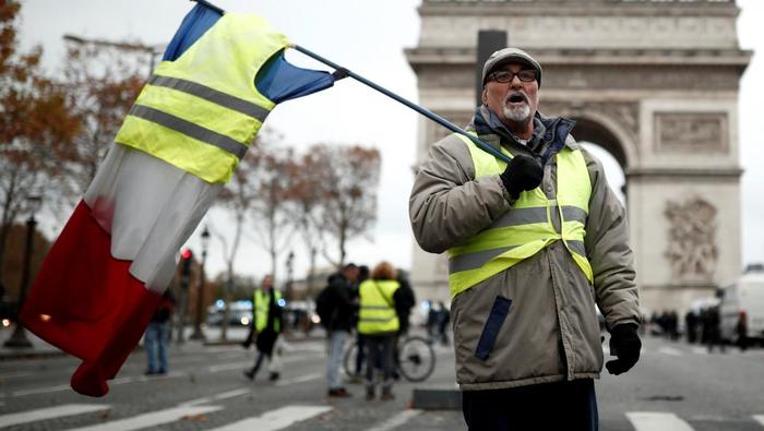 Франция готовится к новым протестам: 10 бронированных машин и десятки тысяч военнослужащих