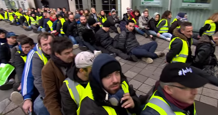 Бельгийские "желтые жилеты" пообещали правительству "социальную зиму"