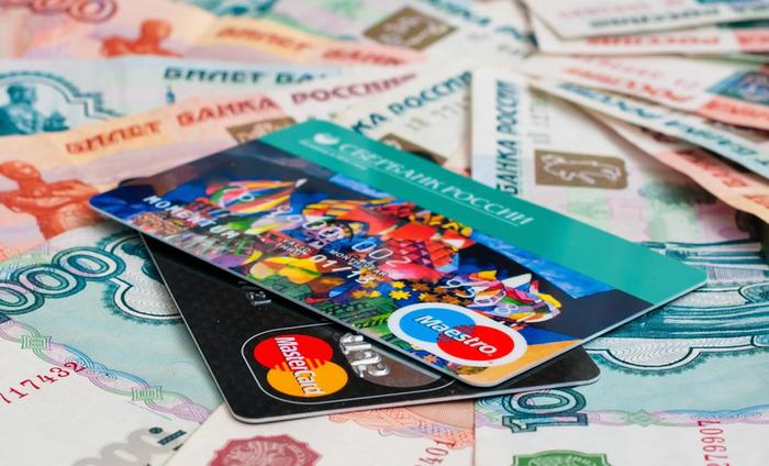 Все больше триллионов рублей россияне тратят при помощи банковских карт