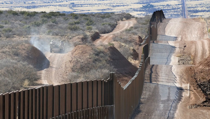 Мексиканская стена угрожает целостности американского правительства