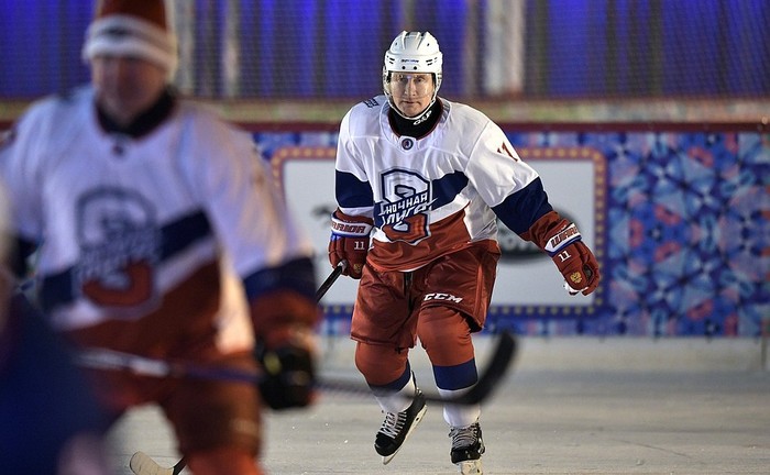 Владимир Путин сыграл в хоккей на Красной площади