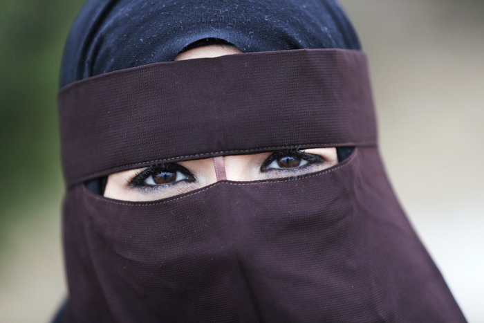 Саудовские женщины наступают на вуали в онлайн-протесте