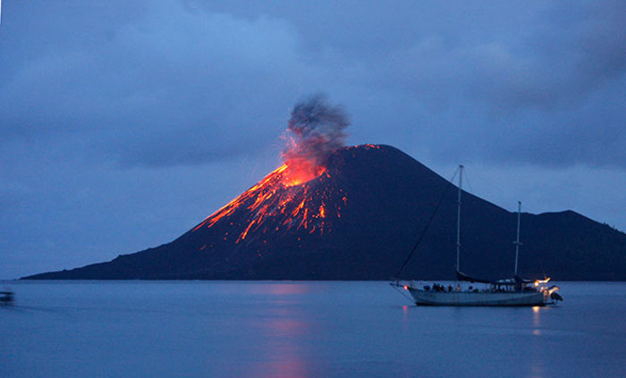 Извержение вулкана Анак-Кракатау произошло в Индонезии 