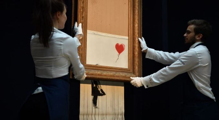 Частично уничтоженную "Девочку с шаром" Бэнкси показывают в музее в Германии