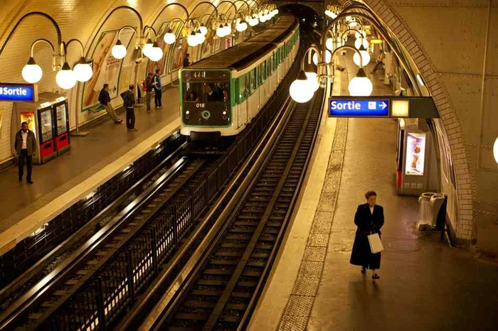 Пассажир метро плеснул кислотой в лицо оппонента в Париже