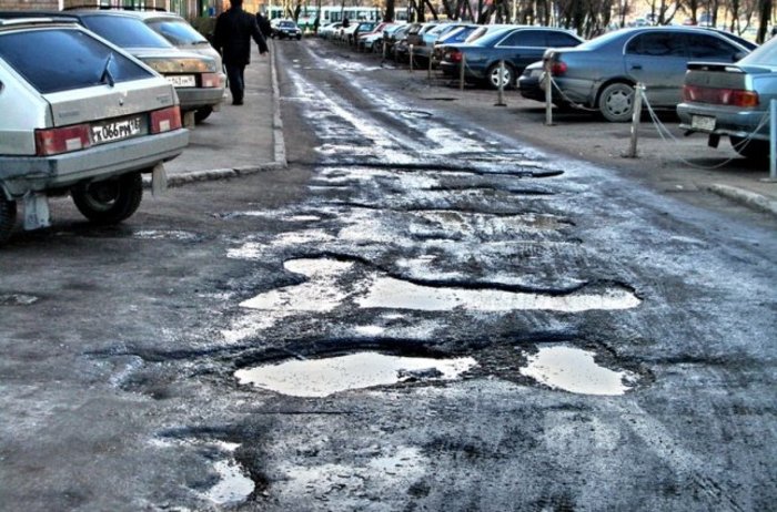 Россияне стали в три раза чаще жаловаться на дороги