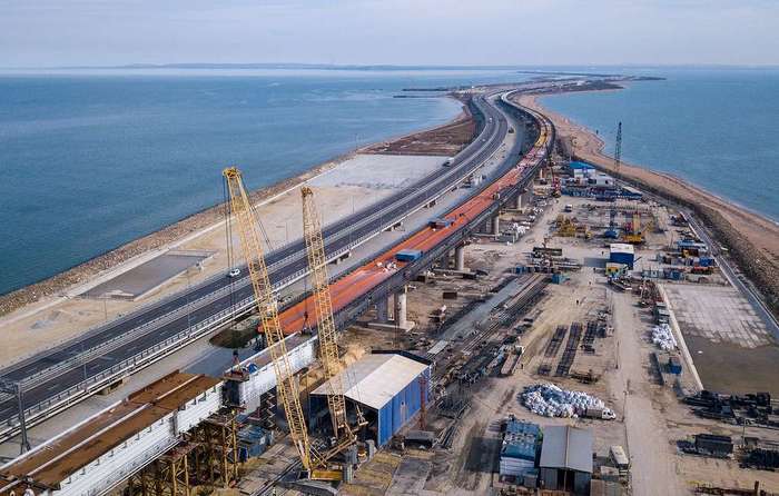 Строители установили все железнодорожные пролеты Крымского моста 
