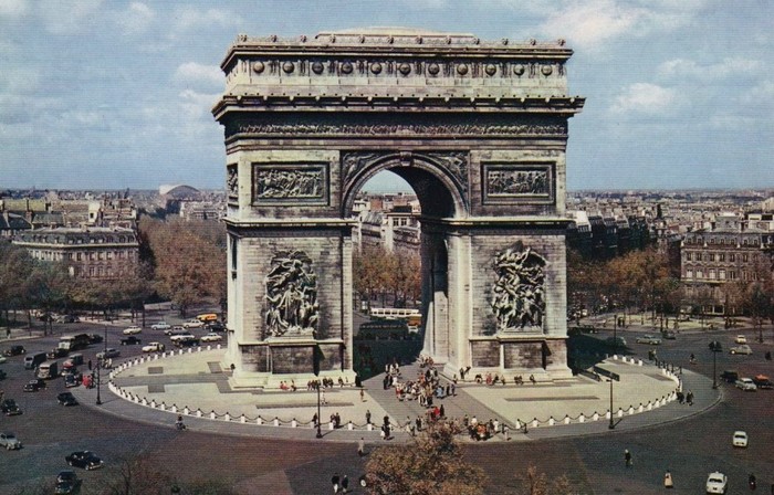 Триумфальную арку в Париже завернут в ткань