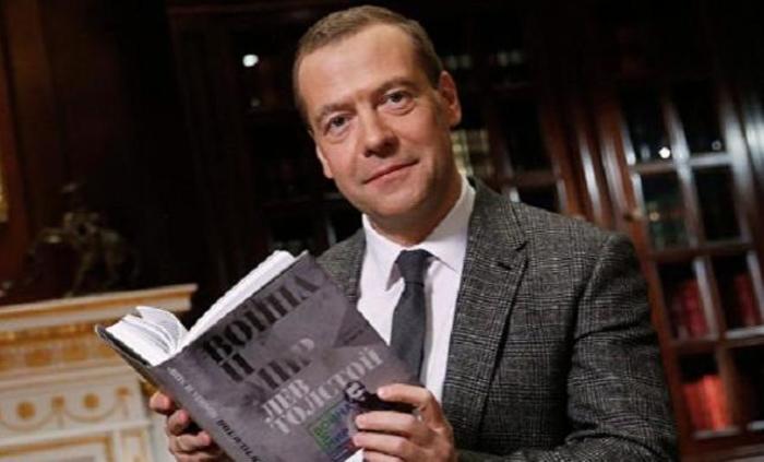Литература определяет руководителя - Медведев