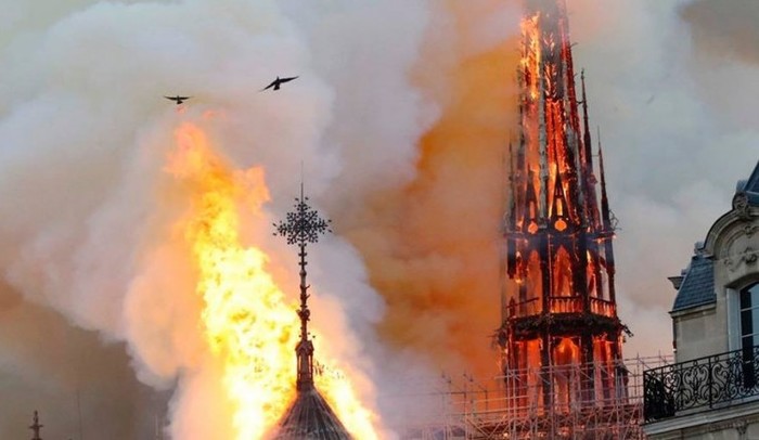 Пожар в соборе Парижской Богоматери еще не потушен