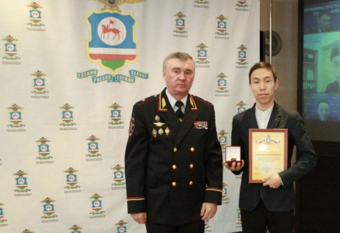 Якутский школьник, задержавший грабителя, получил награду от МВД