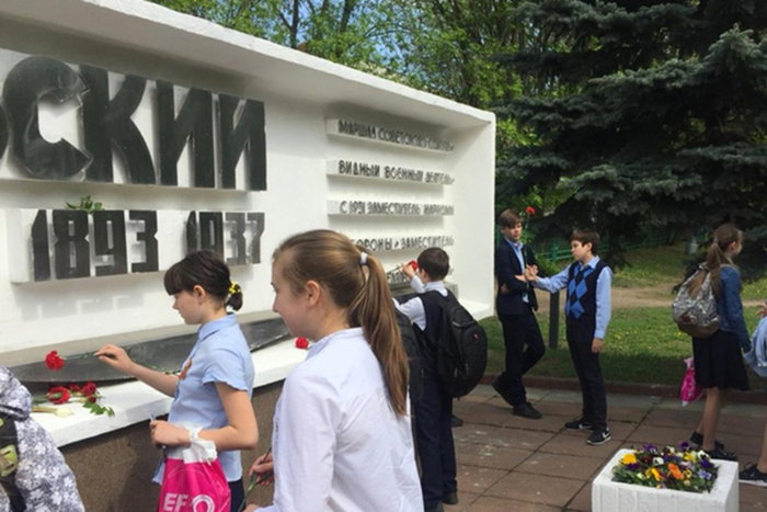 В честь 9 мая школьники Москвы возложили цветы Тухачевскому