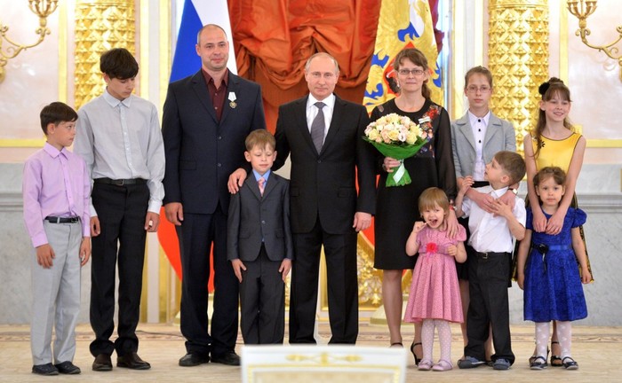 Многодетные семьи получили ордена "Родительской славы" от президента