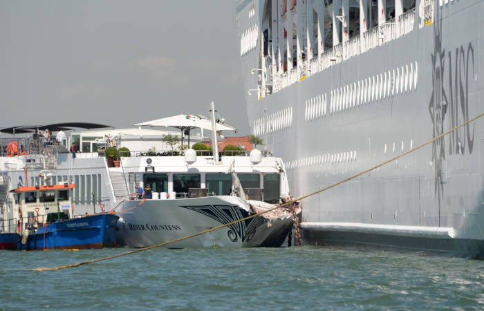 В итальянской Венеции круизный лайнер протаранил теплоход - СМИ