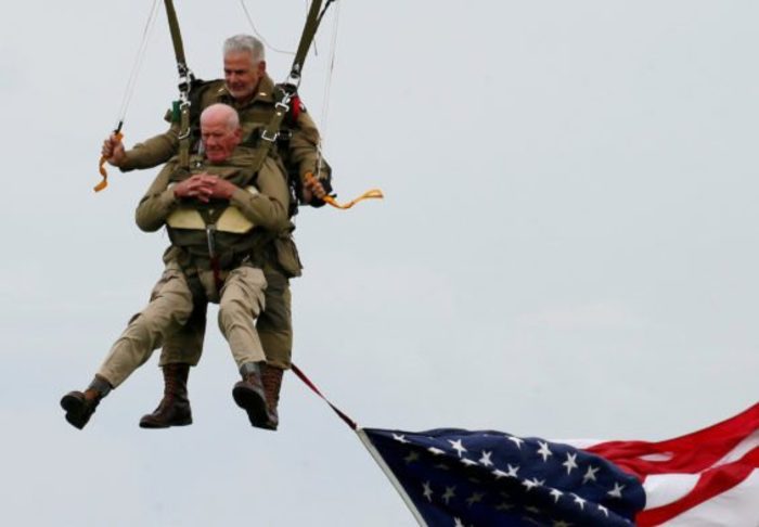97-летний ветеран прыгнул с парашютом в честь высадки в Нормандии