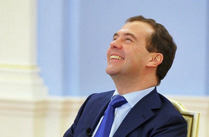 Медведев допустил введение четырехдневной рабочей недели