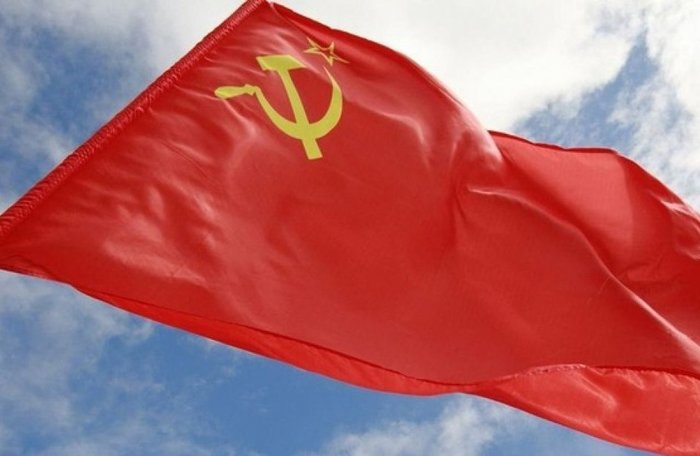 Флаг СССР подняли над администрацией в Швеции