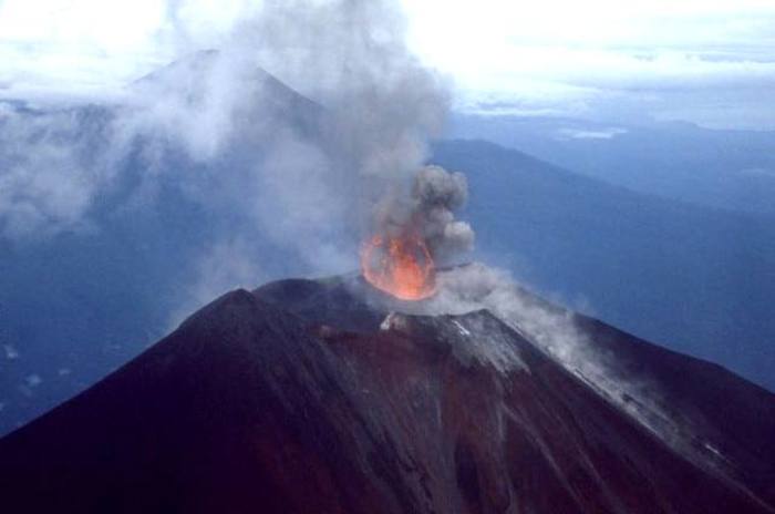 Жителей Новой Британии эвакуировали из-за извержения вулкана