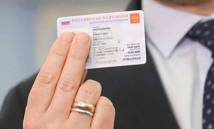 Стало известно, нужно ли россиянам будет менять бумажный паспорт на электронный в 2020 году